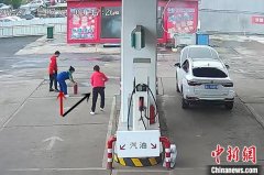 山西一私家车在加油站内起火 两女子拎起灭火器就冲