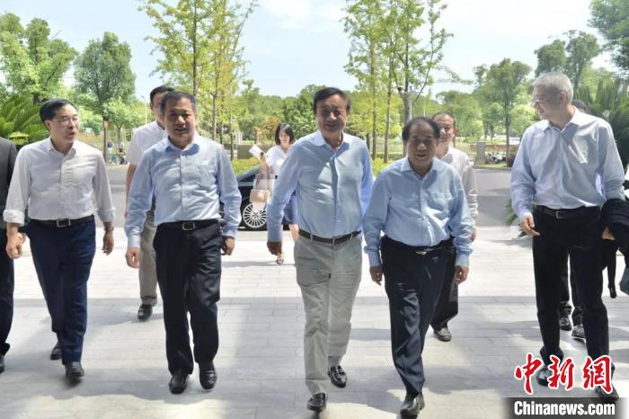 华为公司CEO任正非带队访问了上海交通大学。　杜欣 摄