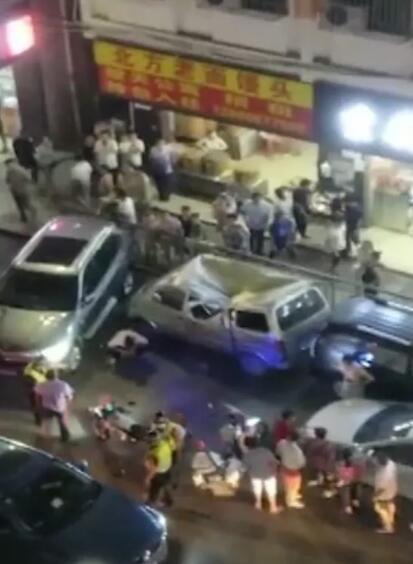 奇迹！男子8楼坠落砸凹面包车，自行爬起上救护车…警方通报原因