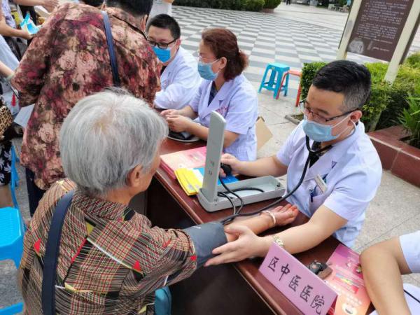 医保政策进广场，义诊活动暖人心