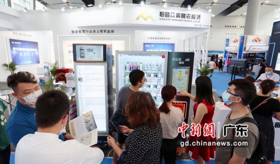 恒生活AT智能货柜吸引大批观展者。主办方供图 