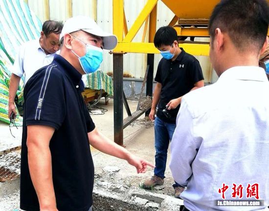执法人员正在对一家企业污染防治设施进行现场检查和指导。 徐州市生态环境局供图