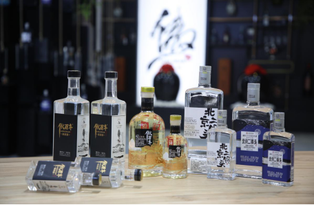 酒水代理市场空间大 代理傲百年白酒自己做老板
