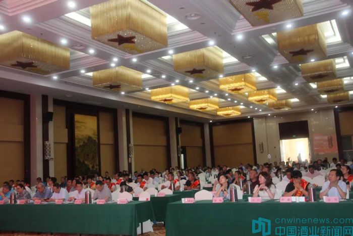 江苏省酒类行业协会(商会)召开第二届六次会员代