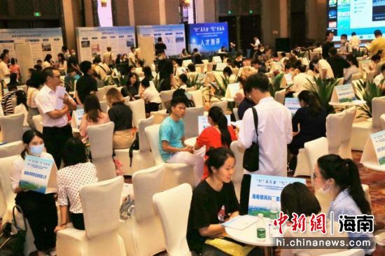 图为招聘会现场。孙荣伦 摄