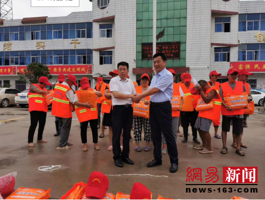 完美春华装饰工程有限公司秦文华到水池铺乡慰问环卫工人