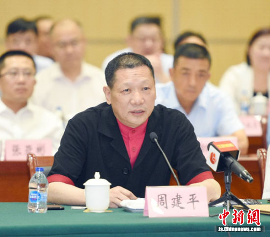 海澜集团董事长周建平参与座谈。