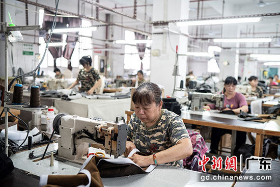 简欧宫庭家具工厂工人在为淘宝订制沙发赶工。钟欣 摄