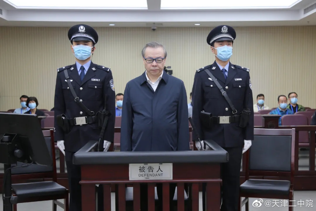 赖小民，被控受贿超17亿