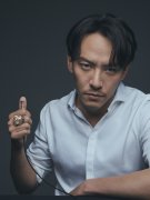 张震曝光“震?摄”大片 野性眼神定格成熟魅力