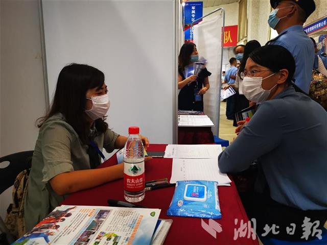 湖北省60家企业送岗进军营
