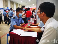 湖北省60家企业送岗进军营