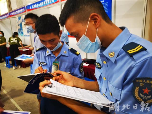 湖北省60家企业送岗进军营