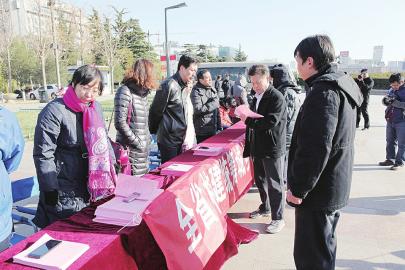省市人社部门举行政策咨询日活动