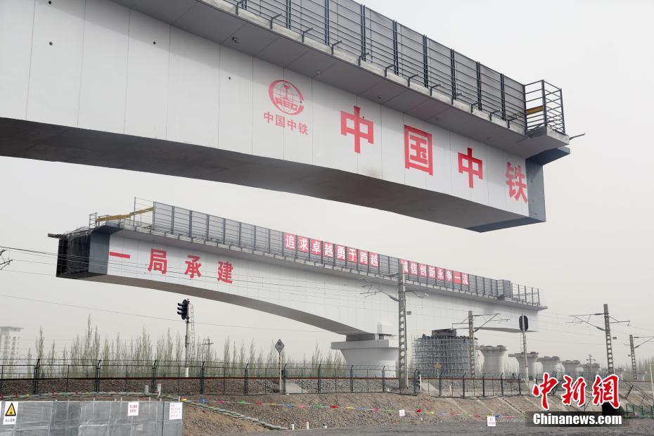 青藏高原首座转体桥梁完成“转体”