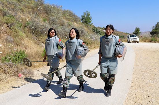 95後女軍人首次執行維和掃雷任務