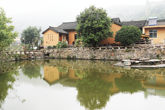 河南：因地制宜兴产业 稳定脱贫重长效　　牢记总书记嘱托，河南各地因地制宜，精选脱贫致富路。仲夏时节，“大道康庄——人民网全媒体调研行”采访团深入河南基层，探访脱贫攻坚的河南答卷……【详细】