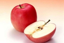 10大廉價長壽食物 竟然每天都在吃每日吃一個蘋果可以大幅降低患老年痴呆症的風險。蘋果含有的櫟精不僅具有消炎作用，還能阻止癌細胞發展。蘋果同時富含維生素和礦物質，能夠提高人體免疫力，改善心血管功能。【詳細】衛生健康|健康圖集