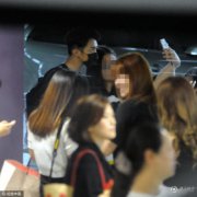 柯震东戴口罩遮过敏脸 遇到小迷妹直接玩起自拍(图文)