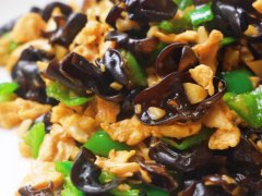 <b>青椒木耳肉末炒鸡蛋，丰富的食材营养均衡</b>