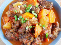 <b>红烧牛肉做法分享，味道超正宗，咬一口能出汁</b>