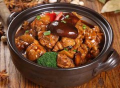 <b>黄焖鸡米饭，汤汁味道鲜美，鸡肉嫩滑</b>